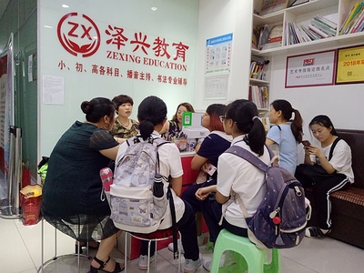 涪陵泽兴高品质教育机构2019暑期班报名异常火爆，教育咨询炙手可热